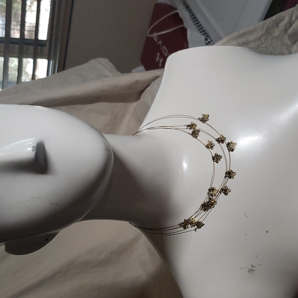 Jewelry - Vintage Gold wire with gold clover necklace 💥